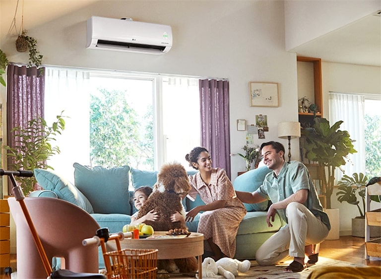 In the hot weather, families gather in the living room and are happy to be exposed to the cool breeze of the air conditioner