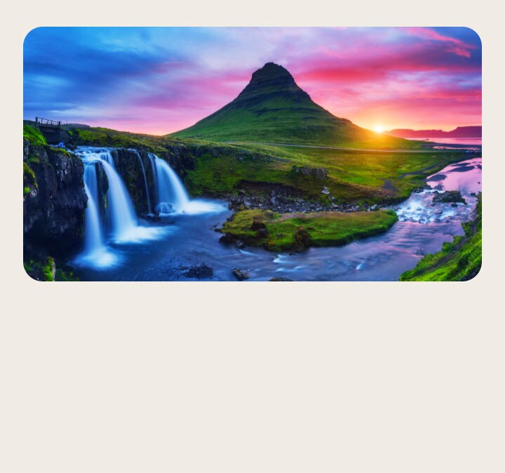 Een galerij met 6 afbeeldingen van heteluchtballonnen in de lucht. Twee afbeeldingen zijn geselecteerd. Daarnaast verschijnt een galerij met 6 afbeeldingen van mensen die bellenblazen. Er worden er nog 2 geselecteerd. Een verschijnt een zwart scherm met een roze en paars laadpictogram. Er verschijnt een mystiek landschap en het wordt geleidelijk verfijnd van links naar rechts.