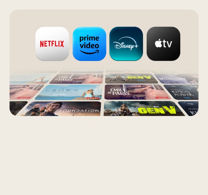 De apps van Netflix, Prime Video, Disney+ en Apple TV verschijnen één voor één tegen een beige achtergrond en staan naast elkaar. De apps van Netflix, Prime Video, Disney+ en Apple TV verschijnen één voor één tegen een zwarte achtergrond en staan naast elkaar. Eronder liggen 6 rijen posters voor exclusieve tv-series en films in een hoek, die elk in verschillende horizontale en verticale richtingen bewegen.