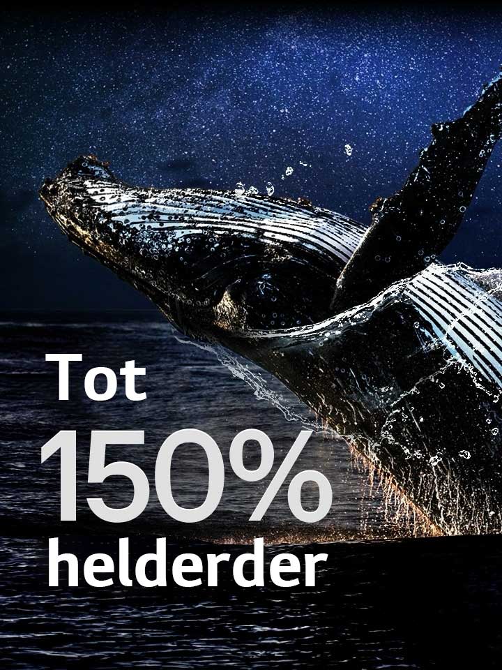 Een walvis springt uit de oceaan tegen een zwarte achtergrond. De woorden “up to 150% brighter” (tot 150% helderder) verschijnen boven de walvis en worden helderder.