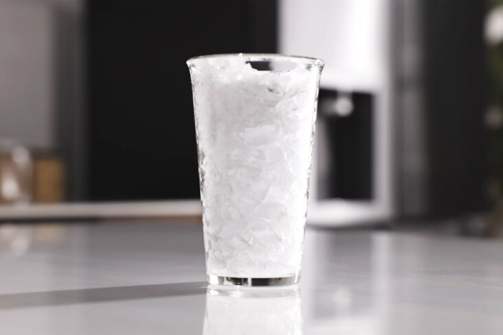 Glas gevuld met gemalen ijs gemaakt uit een LG-koelkast