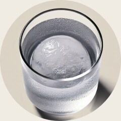 Een helder glas water met LG’s craft ice uit 2019, de eerste ronde ijsblokjes in de branche die langzaam smelten.