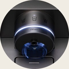 Close-up van het mondstuk van de dispenser van LG’s UVnano uit 2020 met blauw UV-ledlampje bij de wateruitloop.