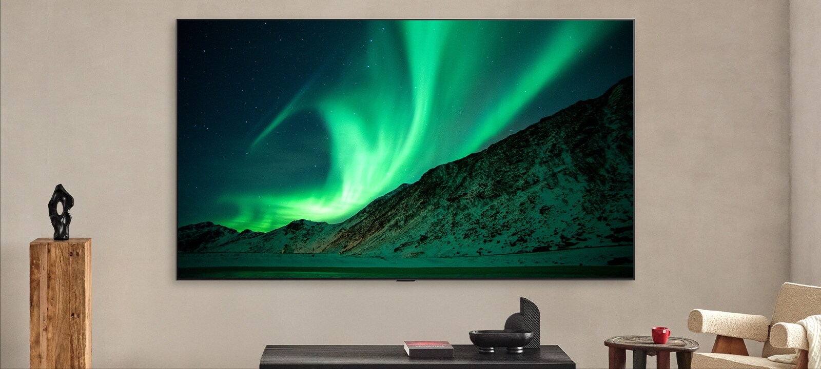 LG TV in een moderne woonruimte overdag. Op het label staat: Overdag. AI Brightness Control zorgt ervoor dat het beeld van het noorderlicht op de TV wordt weergegeven met het perfecte helderheidsniveau voor het omgevingslicht in de kamer.