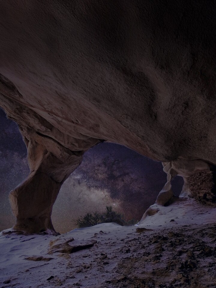 Een saai natuurlandschap in de avond met uitzicht op de nachtelijke hemel van onder een rotsformatie. Er verschijnen afbeeldingen die het visuele verbeteringsproces van OLED Dynamic Tone Mapping Pro laten zien. Het resultaat is een landschap met een veel beter contrast, met sterren die nu zichtbaar zijn tegen de nachtelijke hemel, donkerder zwart en over het algemeen helderder wit. 