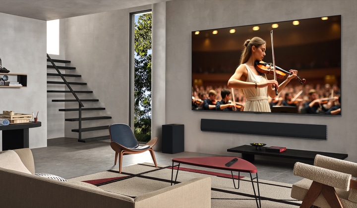 Woonruimte met LG TV met LG Soundbar. Op het scherm is een concert te zien. Een violiste staat op de voorgrond met achter haar een orkest. Uit de TV komen concentrische cirkels die laten zien hoe AI Acoustic Tuning de kamer scant en het geluid aanpast aan je ruimte. 