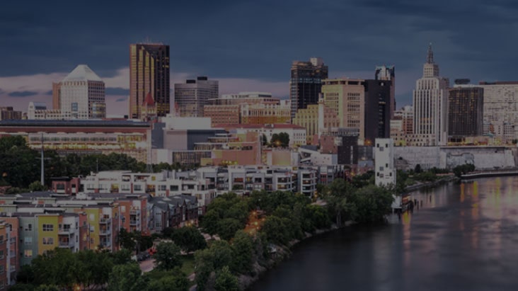 Een saai stadsgezicht met lage resolutie. Dan verschijnt de alpha 11 AI-processor. Verschillende cirkelpictogrammen bewegen over het stadslandschap en laten zien hoe de processor elk element in het frame analyseert. De processor pulseert met kracht en het beeld van het stadslandschap is dankzij AI Super Opschalen ineens helderder, gedetailleerder en heeft een 4K-resolutie.