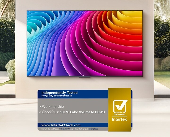 Een LG QNED evo-tv is aan de muur bevestigd. Het beeld op het scherm toont de bredere kleurweergave van de Dynamic QNED Color Solution. De Intertek-certificering voor 100% kleurvolume volgens DCI-P3 is ook te zien.