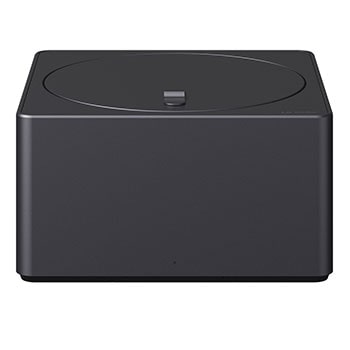 LG TV-scherm met een AI Magic Remote op de voorgrond. De AI-knop is gemarkeerd en een tekstballon toont tekst, stel een film voor die ik leuk vind. Op het scherm zien we het gebruikerspictogram E, dat aangeeft hoe AI Voice ID in staat was om te identificeren welke gebruiker het was en gepersonaliseerde aanbevelingen te geven op basis van alleen hun stem. 