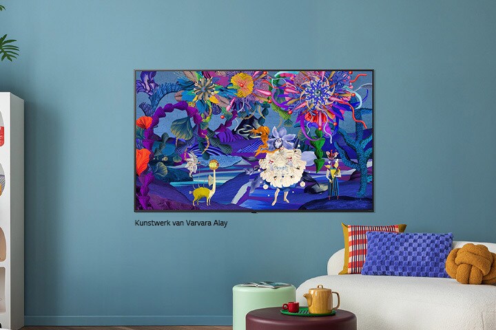 Interieur van een stijlvol en kleurrijk huis. Een LG TV is aan de muur bevestigd. Op het scherm is een kleurrijk modern kunstwerk te zien. De illustratie op de TV geeft persoonlijkheid aan het interieur van de ruimte.