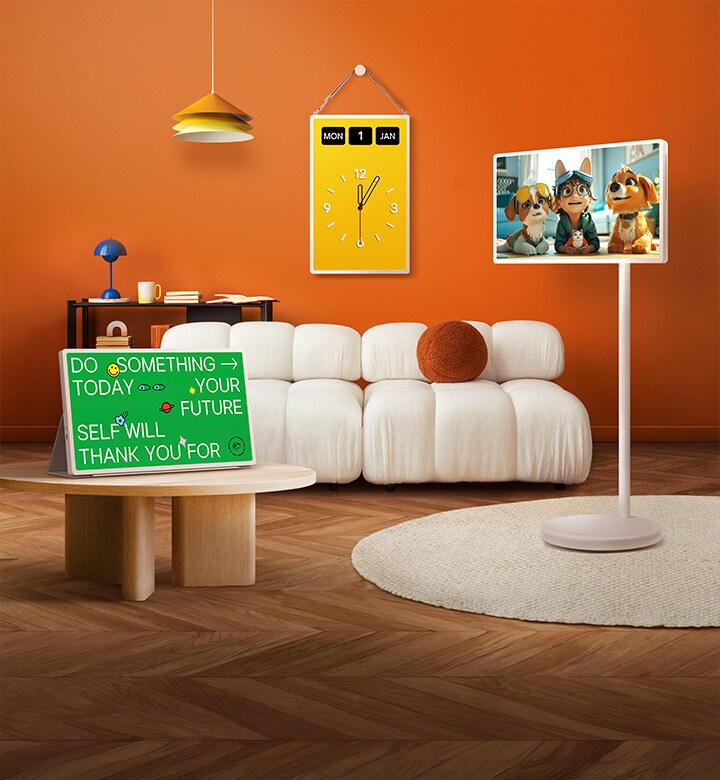 LG StanbyME 2 schermen weergegeven in een moderne woonkamer. Er staat een StanbyME 2 op een standaard, de ene hangt aan de muur en de andere staat op een tafel met behulp van de foliohoes.