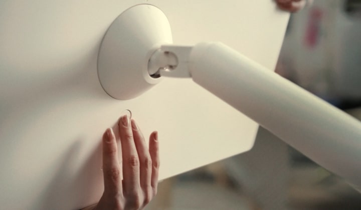 Close-up van het loskoppelen van het StanbyME 2-scherm, de overgang naar een model dat het draagt met de foliohoes en riem.