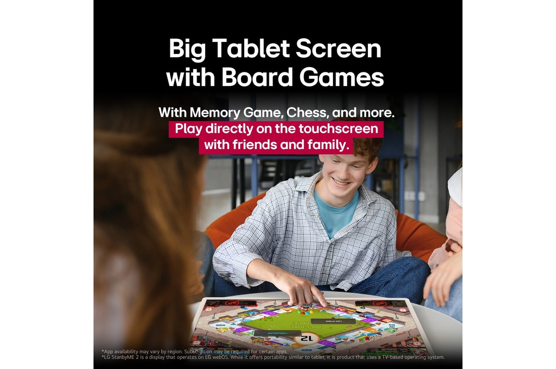 Een groep vrienden die een bordspel spelen op de LG StanbyME 2 op tafel. Het grote tabletscherm is aanwezig. Tekst spreekt over direct spelen op het touchscreen.