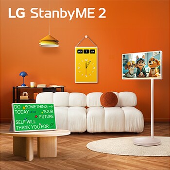 LG StanbyME 2 schermen weergegeven in een moderne woonkamer. Er staat een StanbyME 2 op een standaard, de ene hangt aan de muur en de andere staat op een tafel met behulp van de foliohoes.