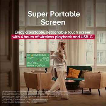 Een persoon die zijn LG StanbyME 2 rolt met behulp van de tv-standaard. De tekst legt uit hoe het Super Portable Screen 4 uur draadloos afspelen en USB-C heeft.