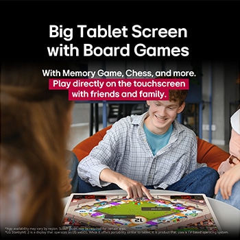 Een groep vrienden die een bordspel spelen op de LG StanbyME 2 op tafel. Het grote tabletscherm is aanwezig. Tekst spreekt over direct spelen op het touchscreen.