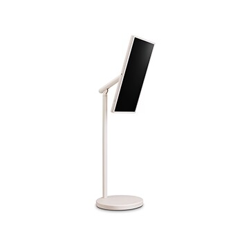 45 graden zijaanzicht van de LG StanbyME 2 op standaard. Het scherm is gekanteld om de flexibele oriëntatie weer te geven.