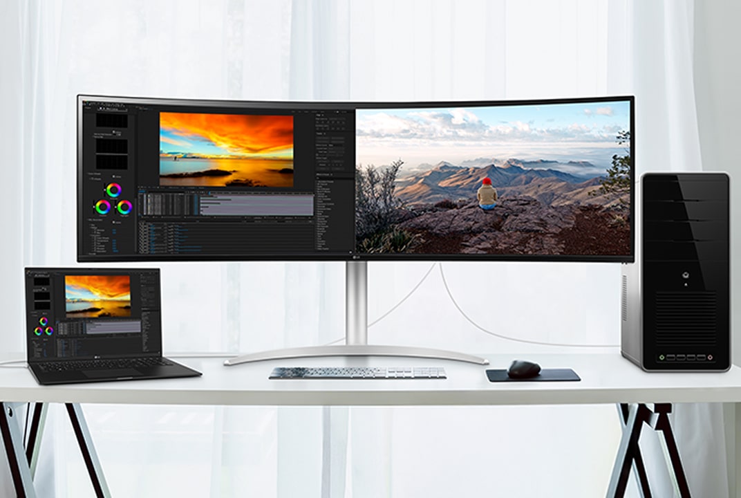 De afbeelding simuleert Dual Controller met een scène waarin de monitor zowel met een laptop als een desktop is verbonden. De monitor toont tegelijkertijd het scherm van elk apparaat.