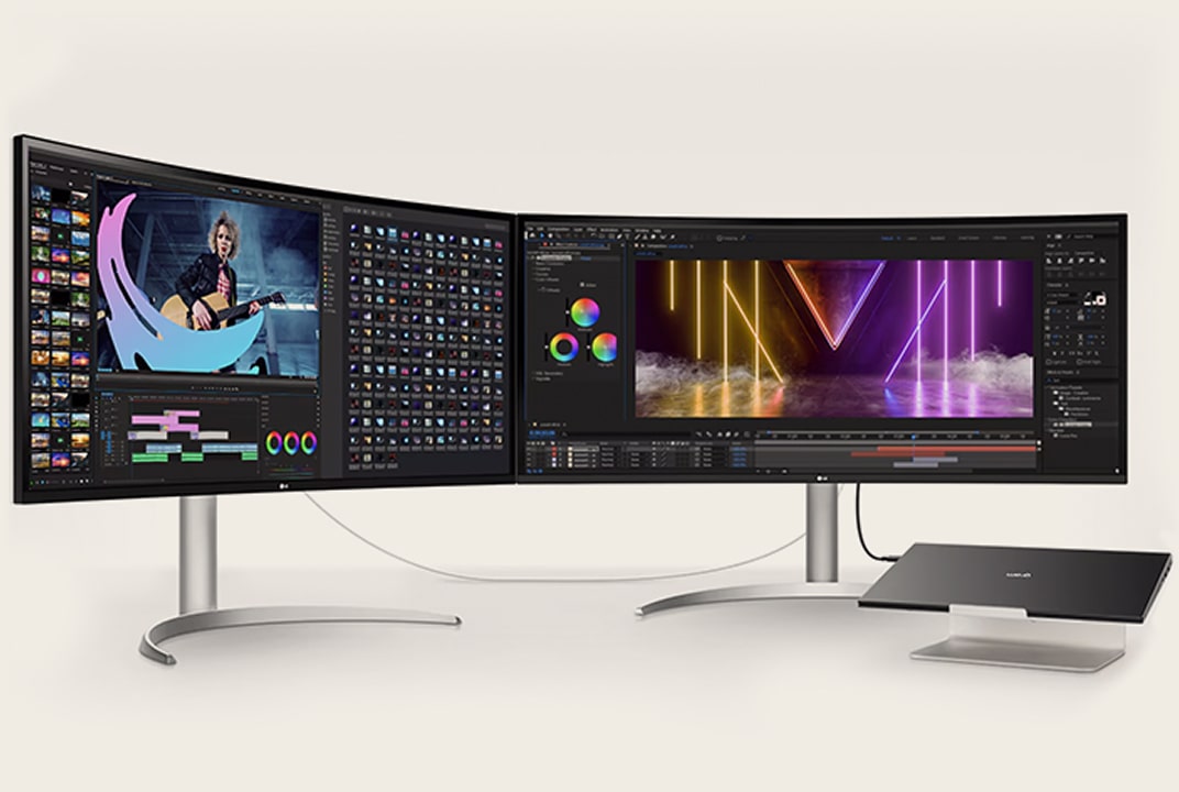 Twee gebogen monitoren op een bureau zijn verbonden met een laptop en tonen videobewerkingssoftware en kleurrijke visuals voor multitasking.