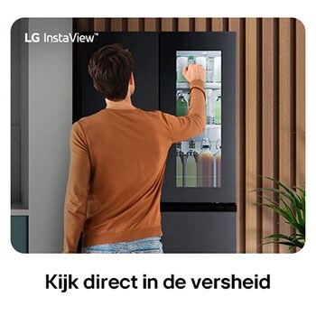 LG Multi-Door Koelkast GMG860EPBE in matzwarte afwerking, met de InstaView™ Door-in-Door® functie, waarbij een persoon dranken pakt zonder de hoofddeur te openen.