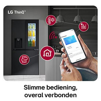 LG Multi-Door Koelkast GMG860EPBE en handen die de instellingen regelen via de LG ThinQ™-app op een smartphone, voor slimme bediening op afstand.