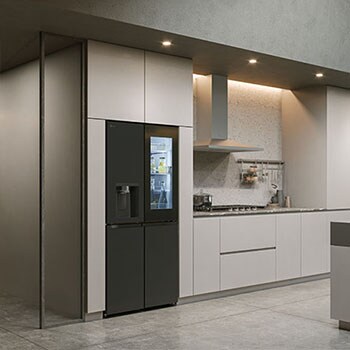 LG Multi-Door Koelkast GMG860EPBE in een matzwarte afwerking, naadloos geïntegreerd in een moderne, minimalistische keuken met lichtgrijze kasten.