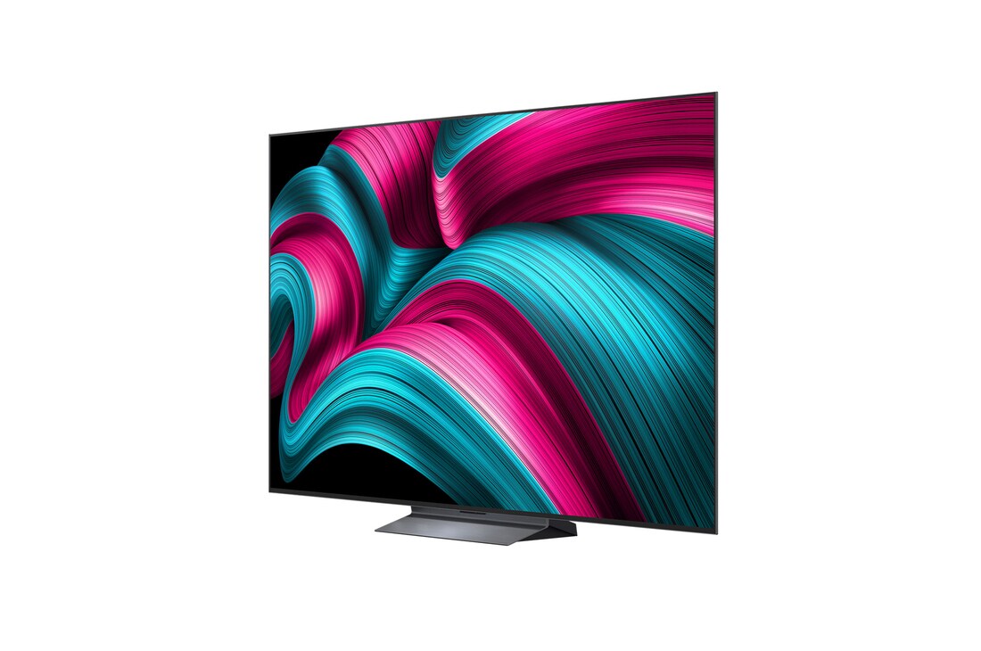 Op een LG OLED TV-scherm is de webOS 25-startpagina gevuld met apps en entertainmentcontent. Bij de tv zit de LG AI Magic Remote, de AI-knop wordt gemarkeerd alsof deze door de stem van de gebruiker wordt geactiveerd. Ernaast staat een tekstballon, die overschakelt naar mijn account. De korte tekst legt uit hoe gebruikers nu hun stem kunnen synchroniseren met hun persoonlijke profiel voor eenvoudiger navigatie en gepersonaliseerde aanbevelingen.