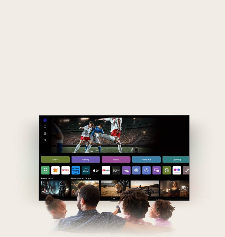 Een gezin van vier zit rond een LG AI TV. Er verschijnt een cirkel rond de persoon die de afstandsbediening vasthoudt en zijn naam wordt weergegeven. Dit laat zien hoe AI Voice ID de stem van elke gebruiker herkent. De webOS-interface laat vervolgens zien hoe de AI automatisch van account wisselt en gepersonaliseerde content aanbeveelt.