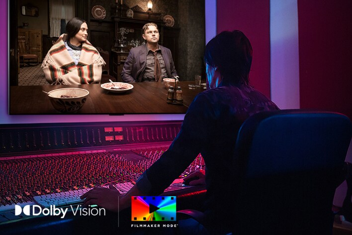 Een regisseur bij een bedieningspaneel terwijl deze de film “Killers of the Flower Moon” bewerkt op een LG OLED TV. Linksonder staan het Dolby Vision-logo en FILMMAKER MODE-logo.