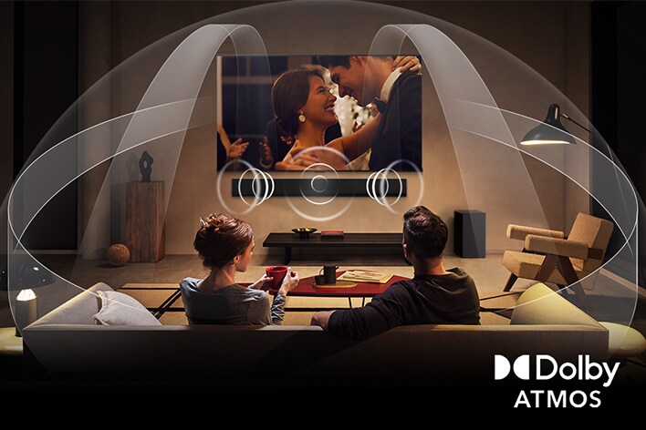Woonkamer met OLED LG TV en LG Soundbar. Op het scherm wordt een elektrische gitaar bespeeld. Afbeeldingen tonen hoe Dolby Atmos de ruimte vult. Het Dolby Atmos-logo staat in een hoek onderaan.