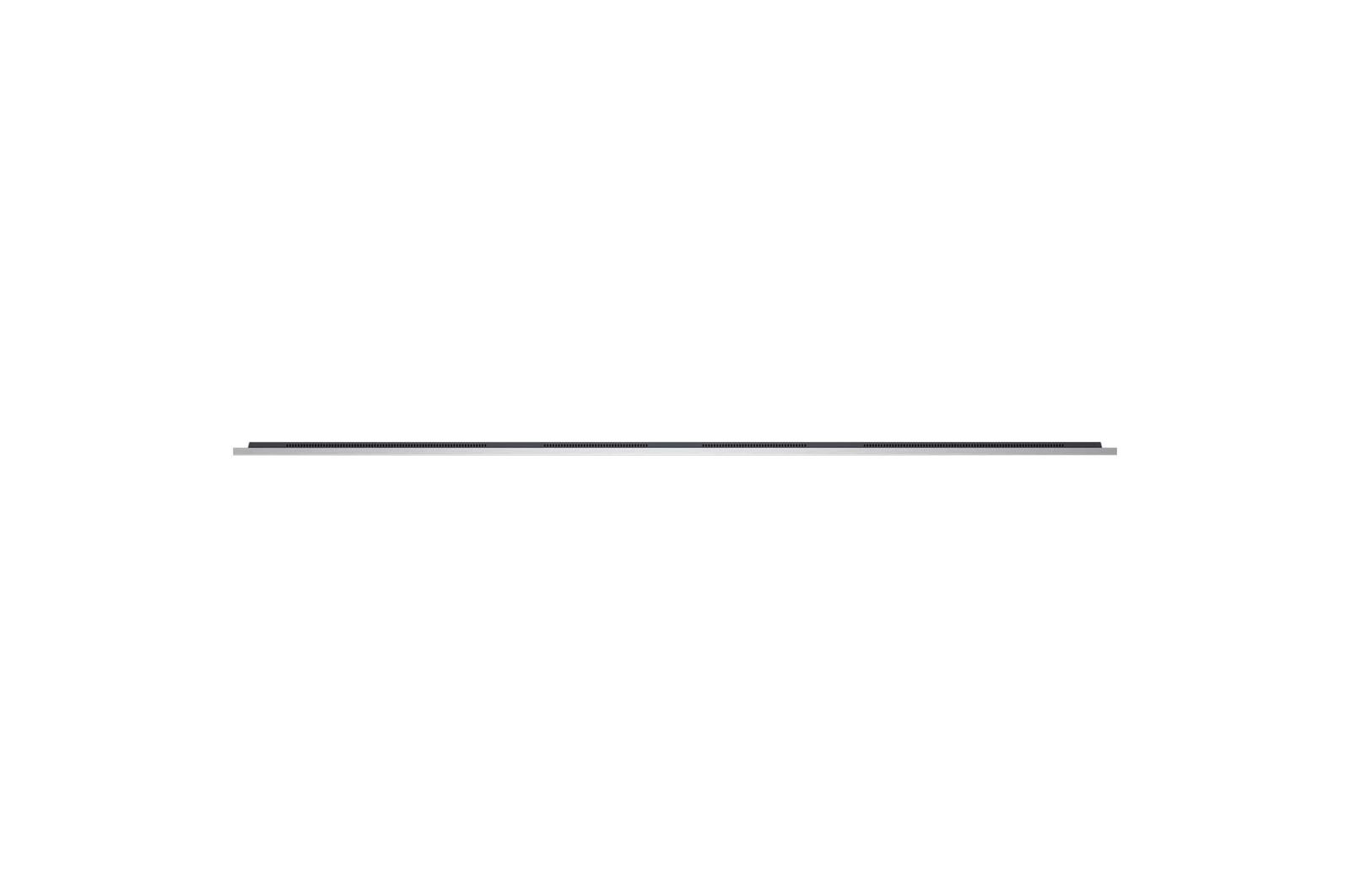 Woonkamerruimte met een aan de muur gemonteerde LG OLED TV. Op de tv is een bergketen te zien tegen een donkere avondhemel vol sterren. Deze scène is in tweeën gedeeld. De ene kant toont een saaiere, grijzere versie van het landschapsgelabelde Non Perfect Black-display. Aan de andere kant is het beeld aangenamer met een groter dynamisch bereik van zwart-wittinten. Dit is gelabeld met Perfect Black-display. Ook logocertificering is zichtbaar, Perfect Black Technology levert zwartniveaus kleiner dan of gelijk aan 0,24 nit tot 500 lux.