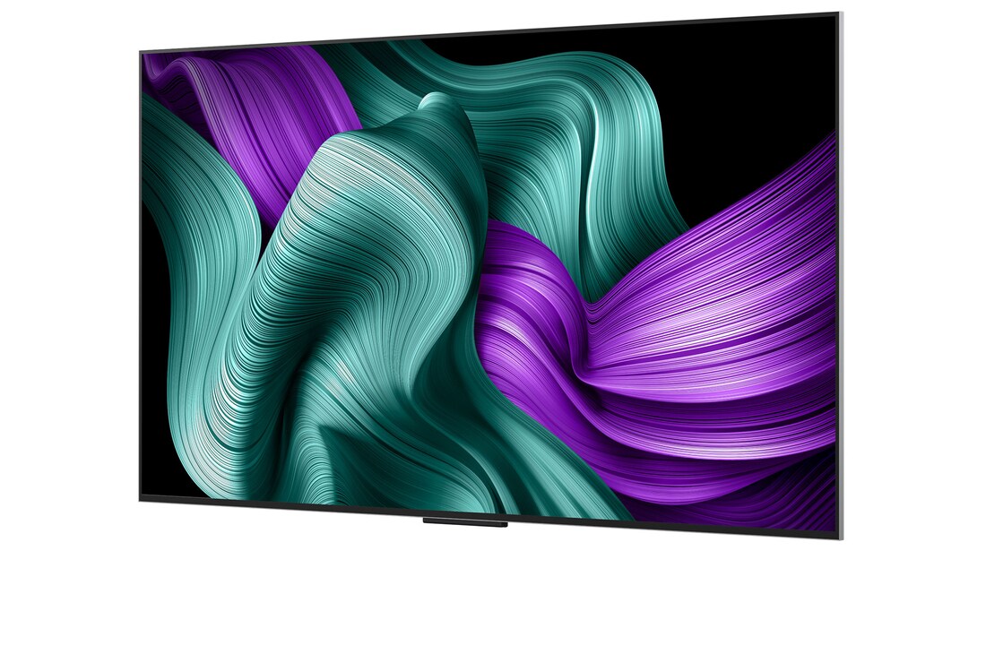 Woonkamer met een aan de muur gemonteerde LG OLED TV. Op de tv is een gebergte te zien tegen een zwarte avondhemel gevuld met sterren. Deze scène is in tweeën gedeeld om te laten zien hoe Perfect zwart true black-niveaus levert, of het nu helder of donker om je heen is. Eén zijde van de scène heeft een doffere, grijzere versie van het landschap met het label: Matte weergave. Aan de andere kant is een plezieriger beeld te zien, met een groter dynamisch bereik van zwart en wit. Dit heeft het label: Perfect zwarte weergave. De logocertificering is ook zichtbaar: Perfect zwart-technologie levert zwartniveaus die minder dan of gelijk zijn aan 0,24 nit tot maximaal 500 lux. We zien een tekstballon met de tekst: Controleer het Perfect zwart-keurmerk.