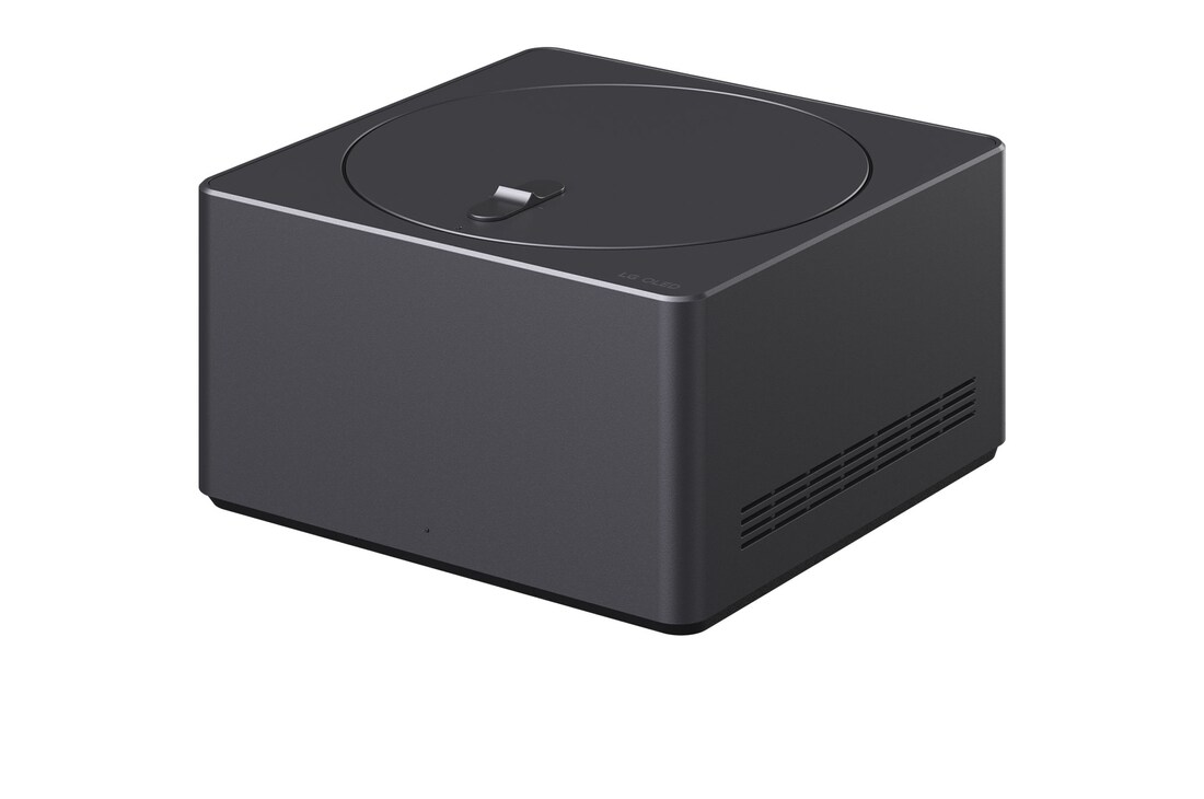 Kleurrijke papegaai in ultrahoge definitie tegen een zwarte achtergrond. Rondom zweven waterdruppels in de lucht. De afbeelding laat Perfecte kleur zien omdat elke verschillende tint op het lichaam van de papegaai helder en levendig is. Verschillende logocertificaten van UL en Intertek zijn zichtbaar. Deze verwijzen naar 100% kleurgetrouwheid en 100% kleurvolume. Tekst is ook zichtbaar: Controleer het Perfecte kleur-keurmerk.