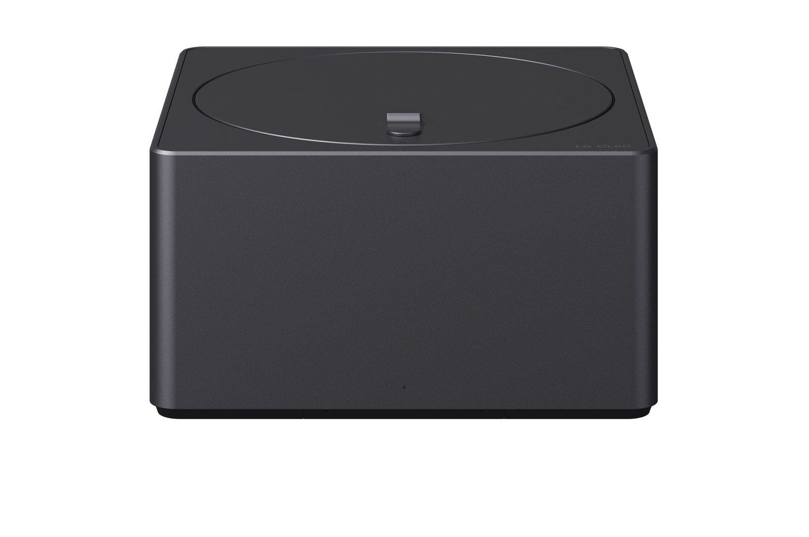 LG TV-scherm met een AI Magic Remote op de voorgrond. De AI-knop is gemarkeerd en een tekstballon toont tekst, stel een film voor die ik leuk vind. Op het scherm zien we het gebruikerspictogram E, dat aangeeft hoe AI Voice ID in staat was om te identificeren welke gebruiker het was en gepersonaliseerde aanbevelingen te geven op basis van alleen hun stem. 