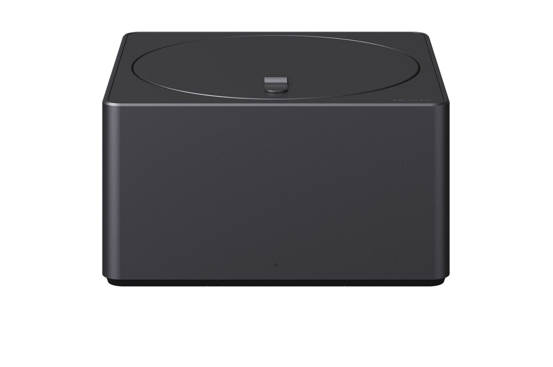 LG TV-scherm met een AI Magic Remote op de voorgrond. De AI-knop is gemarkeerd en een tekstballon toont tekst, stel een film voor die ik leuk vind. Op het scherm zien we het gebruikerspictogram E, dat aangeeft hoe AI Voice ID in staat was om te identificeren welke gebruiker het was en gepersonaliseerde aanbevelingen te geven op basis van alleen hun stem. 