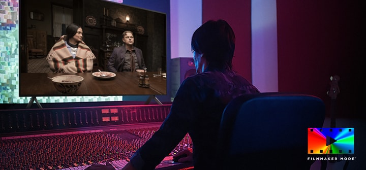 Een regisseur voor een bedieningspaneel die de film ‘Killers of the Flower Moon’ monteert op een LG QNED TV. Linksonder in beeld staat het FILMMAKER MODE™-logo.