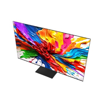 Een gezin zit op een bank met uitzicht op een LG QNED TV boven een TV-meubel en een klein meisje wijst naar een scherm waarop twee dolfijnen te zien zijn. De titel beschrijft hoe je kunt genieten van een hoge resolutie op een groot scherm.