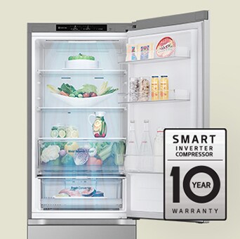 Frigorífico lleno de alimentos frescos con puerta abierta y etiqueta de garantía de por vida