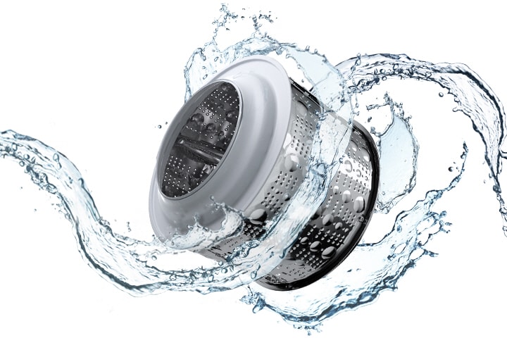 De motor van de wasmachine draait met water