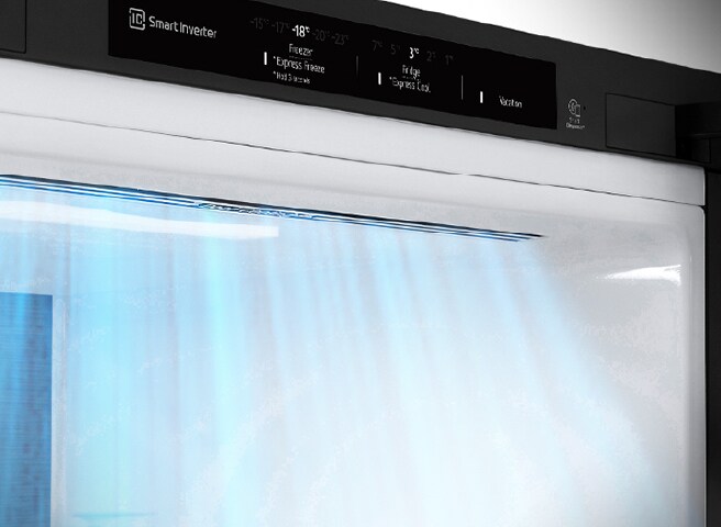 Close-up van zachte LED-verlichting die het interieur gelijkmatig verlicht en aangenaam maakt voor het oog.