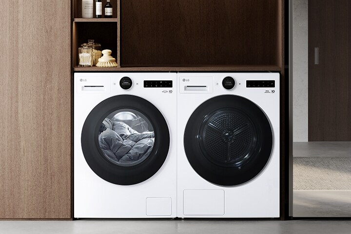 Twee apparaten: links actief, verbindt automatisch met rechts en stelt wasfunctie in.