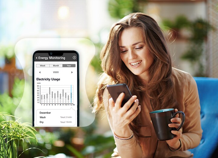 De vrouw controleert het energieverbruik van de wasmachine met de app.	