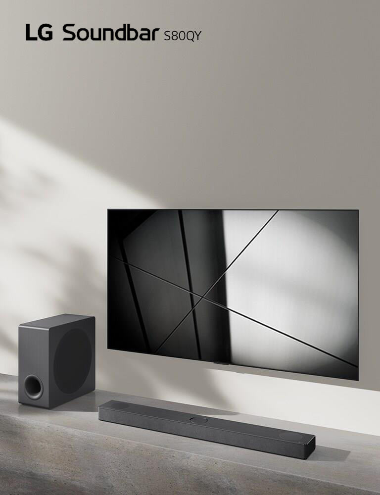 LG soundbar S80QY en LG TV zijn samen in de woonkamer geplaatst. De tv staat aan en vertoont een zwart-wit beeld.