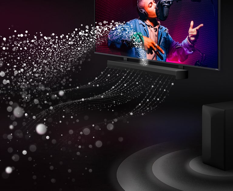 LG TV en LG Soundbar in een zwarte ruimte met een muziekoptreden in beeld. Witte druppels (of geluidsgolven) schieten omhoog en voorwaarts uit de soundbar. Een subwoofer maakt een geluidseffect van onderen.