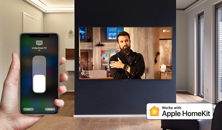 Close-up van tv-bediening met iPhone en tv met Apple TV+ content