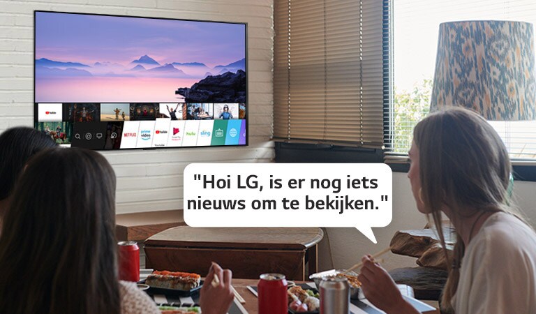 Drie vrouwen die sushi eten terwijl één van hen LG tv-aanbevelingen vraagt om te kijken.