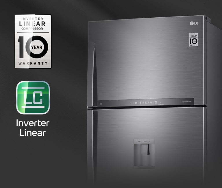 De zwarte koelkast zit enigszins schuin met de voordeuren gesloten tegen een zwarte achtergrond. Het Inverter Linear Compressor 10 jaar garantie-logo en Inverter Linear-logo schijnen als een lichtstraal het belicht.