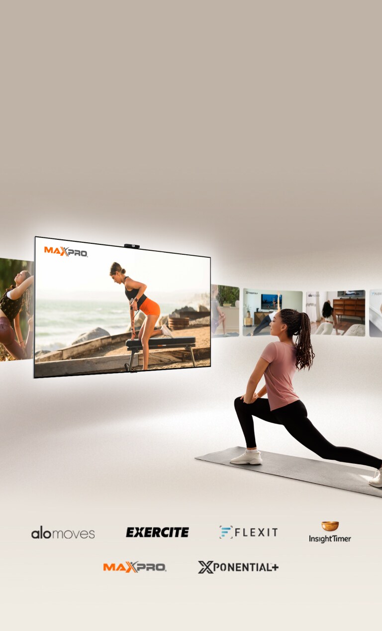 Een vrouw staat in een lungehouding op een yogamat voor een LG TV. De tv schakelt door video’s van Exercite, Xponential, Alo Moves, FLEXIT, Insight Timer en Maxpro.
