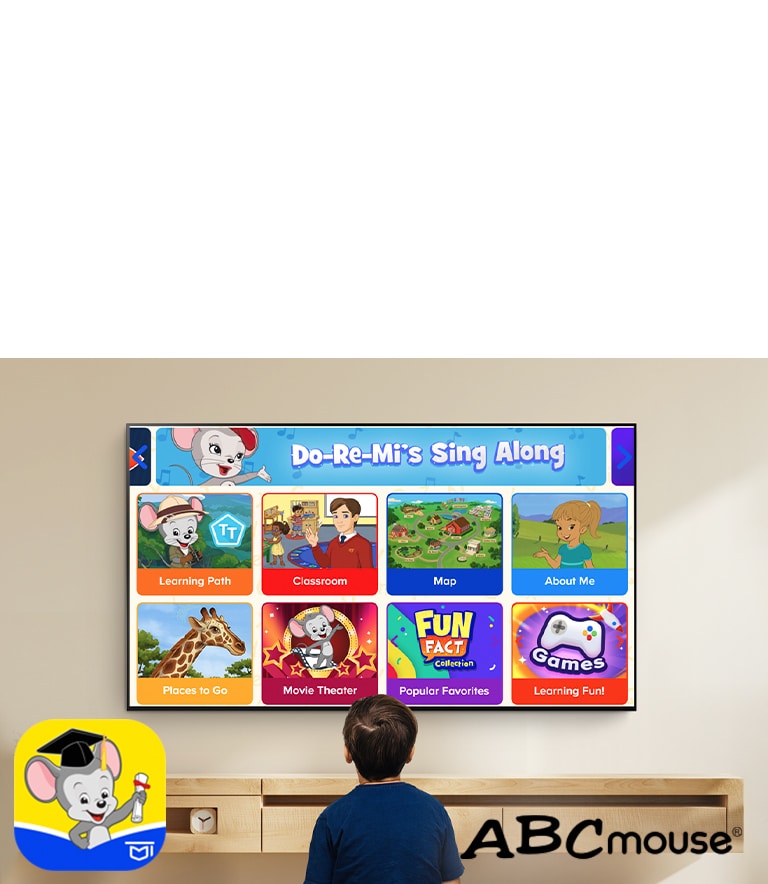Een jongetje zit op de grond en kijkt naar educatieve content op ABCmouse. 