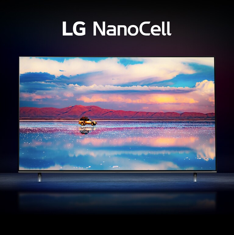 Een LG NanoCell TV tegen een zwarte achtergrond. De tv toont een auto die voor een lage bergketen rijdt met water dat de levendige lucht weerspiegelt.